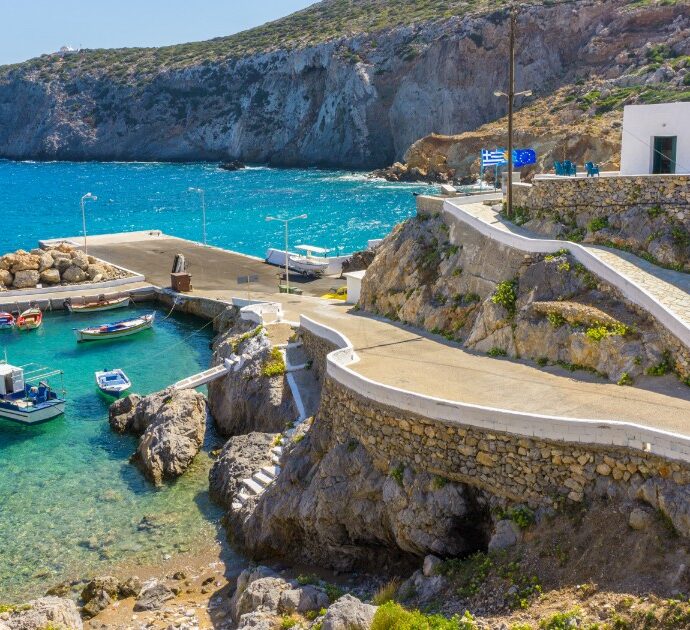 “Vi diamo 500 euro al mese e una casa gratis se vi trasferite a vivere qui”: l’annuncio dell’isola greca di Antikythera