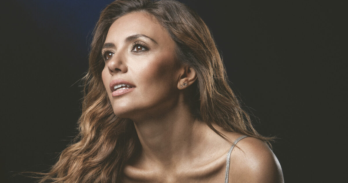 “Napoli è fragile ma poi ti graffia, ti fa male, ti seduce. Whoopi Goldberg a Un Posto Al Sole? Mi ha sorpresa. Sanremo 2026 chissà, vediamo…”: così Serena Rossi