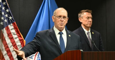 Copertina di Minneapolis, Homan prospetta una riduzione di agenti dell’Ice, ma l’operazione anti-immigrati illegali prosegue: “Sono qui per aggiustare le cose”