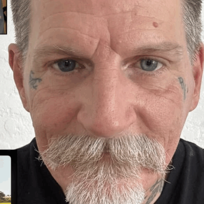 “Togliete quella bandiera della Palestina in platea”, ma il gestore del locale si rifiuta. Salta il concerto. Scoppia il caos sulla band Earth di Dylan Carlson