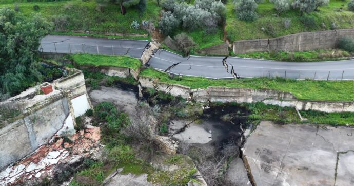 Frana a Niscemi, spaccata in più punti la strada che porta a Gela: il video dal drone