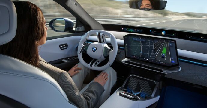 BMW apre l’era del sorpasso con lo sguardo. Via libera globale al “senza mani”