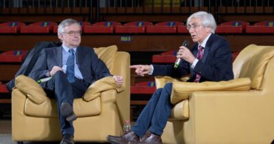 Copertina di “Ci vogliono portare in guerra, la censura serve a quello”: ovazione per Barbero e D’Orsi al palasport di Torino, in 3500 ad ascoltare il loro dialogo