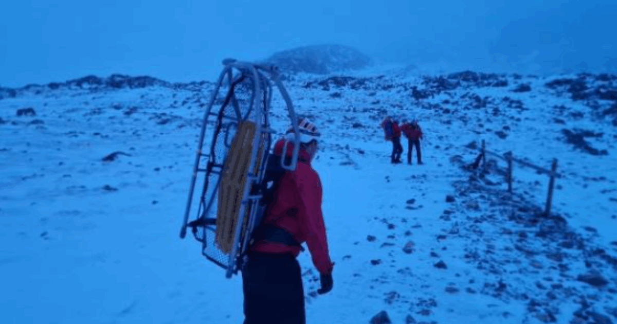 Due escursionisti si perdono in montagna, i volontari li recuperano dopo ore di ricerche e li portano in un hotel della zona: quello che accade poi è impensabile