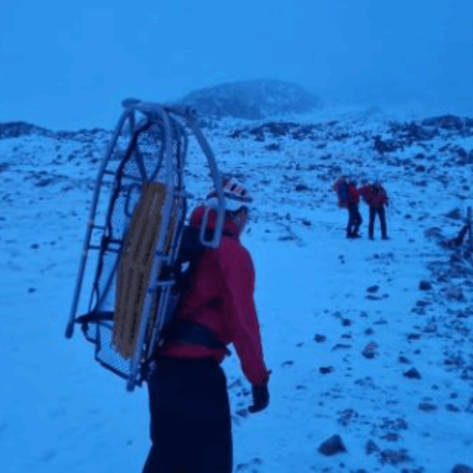 Due escursionisti si perdono in montagna, i volontari li recuperano dopo ore di ricerche e li portano in un hotel della zona: quello che accade poi è impensabile