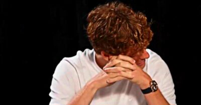 Copertina di “No, mamma mia che brutta sensazione”: Sinner inorridito per gli australiani che spezzano gli spaghetti – Video