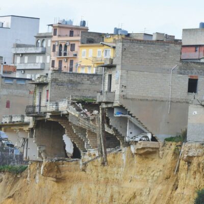 Copertina di Frana Niscemi, rimpallo a destra tra la Regione e il Comune sull’emergenza