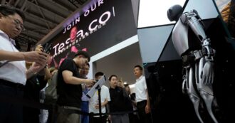 Copertina di Intelligenza artificiale, Tesla vuole sostituire le tute blu con i robot umanoidi: i lavoratori si ribellano