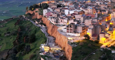 Copertina di Niscemi, le immagini prima e dopo la frana: così il crollo ha spazzato via la strada che circondava il comune