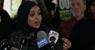Copertina di Minneapolis, la deputata dem Ilhan Omar dopo l’aggressione: “Dobbiamo abolire l’Ice, questo momento lo richiede”