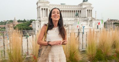 Copertina di “A volte mi sento sola, la maternità mi ha tolto le idee. Le chat delle mamme mi fanno stare male”: lo sfogo di Chiara Gamberale