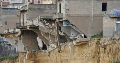 Copertina di I 520 bambini senza scuola a Niscemi, si lavora per riprendere le lezioni: “Tanti di loro sono sfollati, hanno perso tutto”