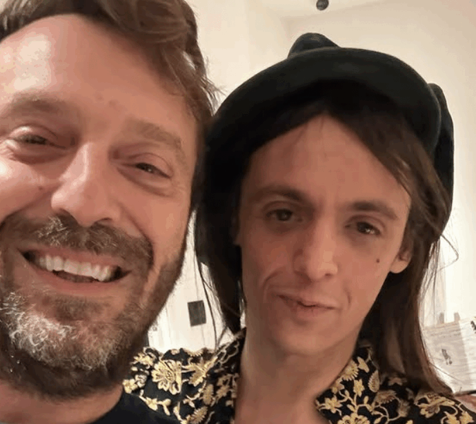 “Questa giacca non l’aveva mai indossata nessun artista, nemmeno io perché non ci entro”: Cremonini ‘presta’ a Lucio Corsi una casacca di Freddie Mercury