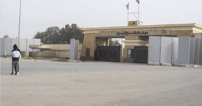 Gaza, Israele annuncia la riapertura del valico di Rafah da domenica: “Consentito solo il traffico pedonale in entrata e uscita”