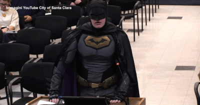 Copertina di Uomo vestito da Batman fa irruzione al Consiglio comunale di Santa Clara: “Che state facendo? Cacciate l’Ice dal Super Bowl”