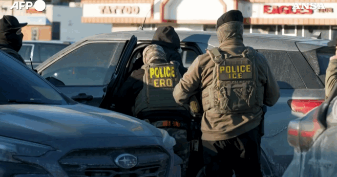 Agenti dell’Ice arrestano alcune persone e vengono contestati a Minneapolis: “Andatevene via” – Video
