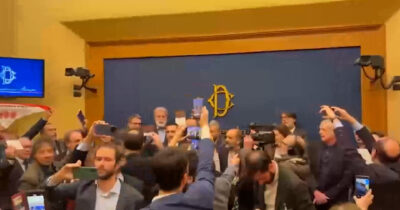 Copertina di Conferenza con Casapound, deputati dell’opposizione occupano la sala stampa e intonano Bella Ciao per protesta