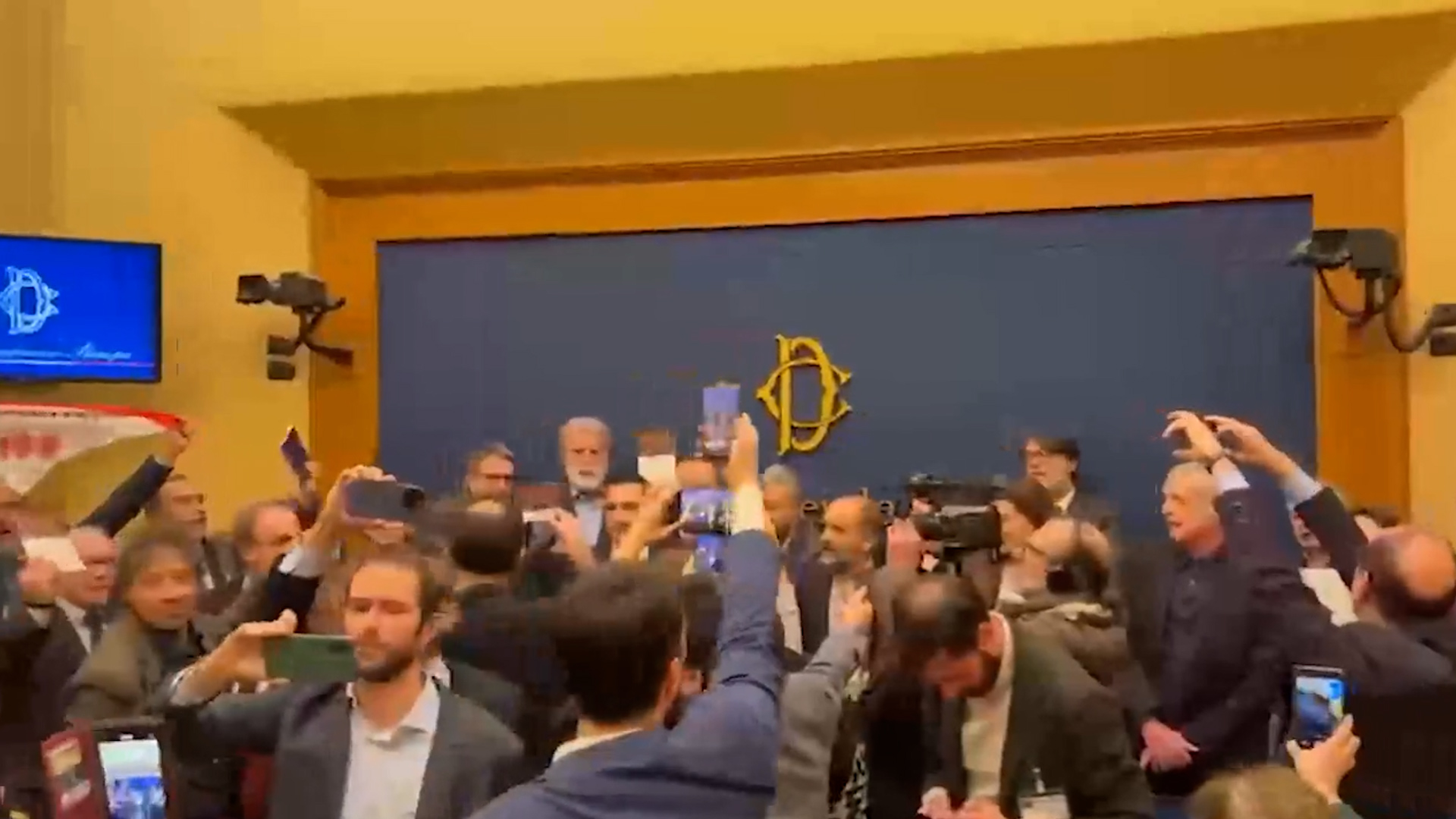 Conferenza con Casapound, deputati dell’opposizione occupano la sala stampa e intonano Bella Ciao per protesta