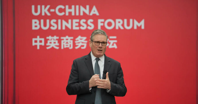 Starmer in Cina si veste da statista internazionale, ma in casa tre quarti degli elettori non lo sopportano. E soffia il vento dell’ultradestra