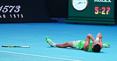 Copertina di Match epico agli Australian Open: Alcaraz batte Zverev (e i crampi) in cinque ore e mezza, è in finale. Per il tedesco è l’ennesima caduta sul più bello