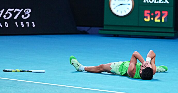 Match epico agli Australian Open: Alcaraz batte Zverev (e i crampi) in cinque ore e mezza, è in finale. Per il tedesco è l’ennesima caduta sul più bello