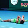 Copertina di Match epico agli Australian Open: Alcaraz batte Zverev (e i crampi) in cinque ore e mezza, è in finale. Per il tedesco è l’ennesima caduta sul più bello
