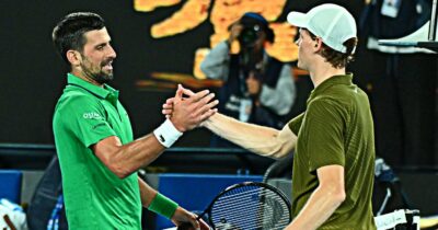 Copertina di Djokovic monumentale, Sinner finisce ko al quinto set: in finale agli Australian Open ci va il serbo, l’azzurro spreca tantissimo
