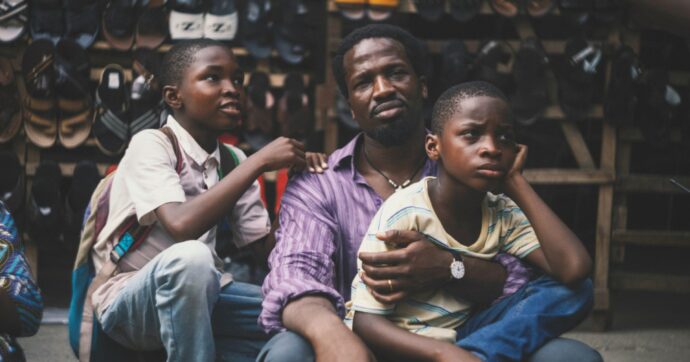 Viaggio con papà nella Nigeria folle tra militari e caos: la recensione di ‘’My Father’s Shadow’’ di Akinola Davies Jr.