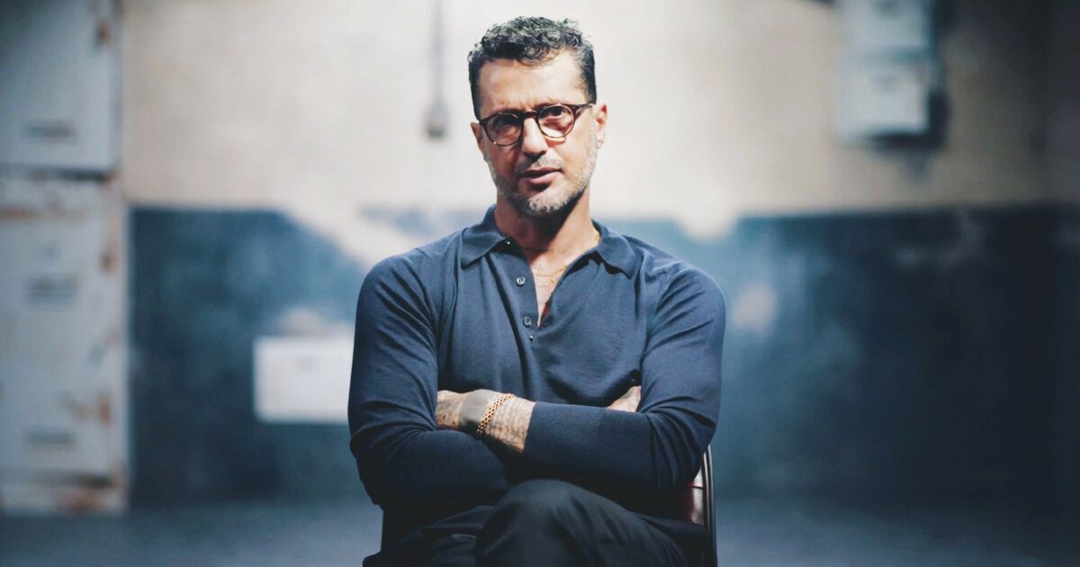 Mediaset ferma Corona per presunta violazione del copyright: l’ultima puntata di Falsissimo oscurata da YouTube con uno strike. Che cos’è e cosa succede ora