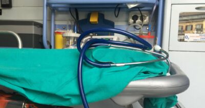 Copertina di Morta per cure sospese. Il figlio ai domiciliari