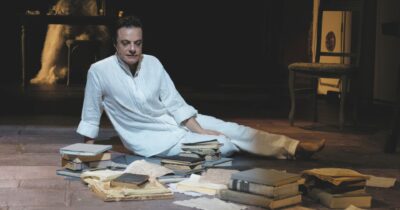 Copertina di Napoli milionaria e pure pezzentella: la recensione dello spettacolo teatrale dedicato a Enzo Moscato