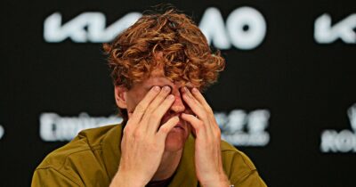 Copertina di “Fa sicuramente male. Ho preso decisioni diverse ma non ha funzionato, così funziona il tennis”: la delusione di Sinner