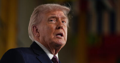 Copertina di Iran, NYT: “Trump valuta il cambio di regime stile Venezuela”. Il Tycoon: “Navi Usa verso Teheran, spero di non doverle usare”