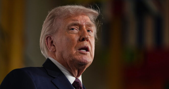 Iran, NYT: “Trump valuta il cambio di regime stile Venezuela”. Il tycoon: “Navi Usa verso Teheran, spero di non doverle usare”