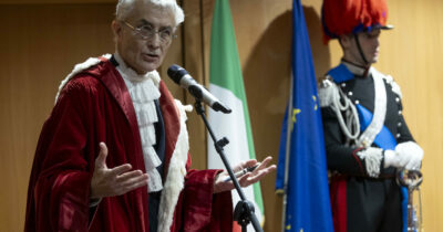 Copertina di Anno giudiziario a Roma, il pg Amato: “La riforma Nordio è mortificante”. Bartolozzi: “Le toghe rispettino i ruoli”