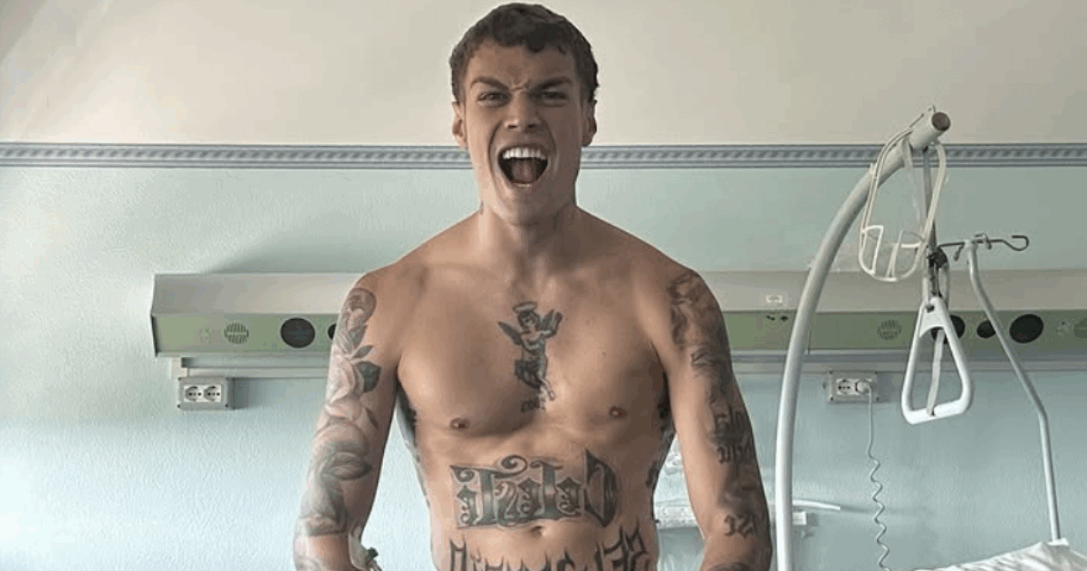 Blanco posta una foto nudo mentre è in ospedale, moltissimi i commenti ma non mancano le critiche: “Cattivo gusto”