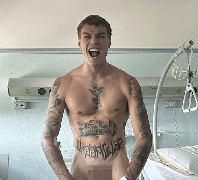 Blanco posta una foto nudo mentre è in ospedale, moltissimi i commenti ma non mancano le critiche: “Cattivo gusto”