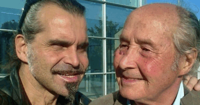 Copertina di “Ciao papà, è stata una gioia immensa condividere questa parte di viaggio con te e tutta la tribù”: Piero Pelù dice addio al babbo, morto a 98 anni