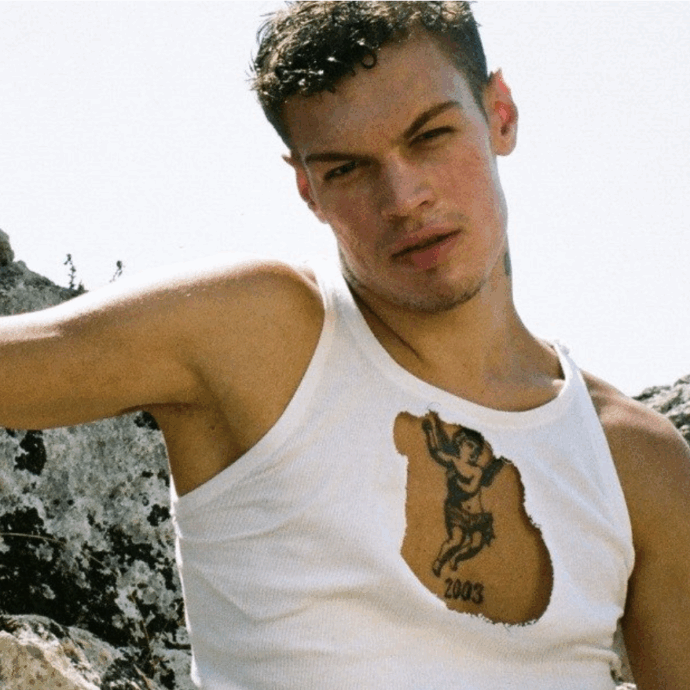 Blanco non è in ospedale e la foto che ha postato, con lui nudo, è vecchia. Perché l’ha ripubblicata?