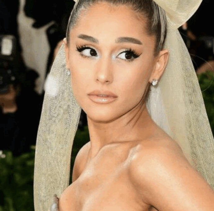 “Oh mio Dio, è così emozionante avere sei dita! Vado sempre dicendo che mi servirebbe qualche arto extra…”: Ariana Grande ironizza su un errore di Phoshop in una sua foto