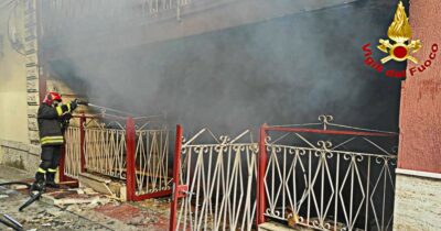 Copertina di Esplosione ad Adelfia, distrutta una casa: muore una coppia di anziani di 89 e 92 anni