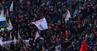 Copertina di Migliaia di persone al corteo per Askatasuna a Torino: c’è anche Zerocalcare. Gli organizzatori: “Siamo 50mila”