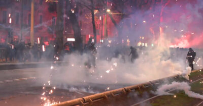 Copertina di Corteo per Askatasuna, scontri a Torino: manifestanti lanciano petardi e fumogeni la polizia risponde con lacrimogeni – Video