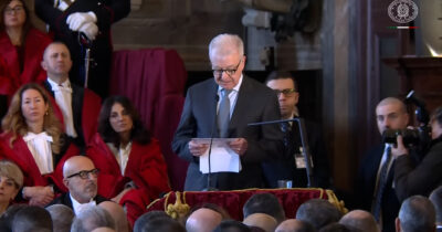 Copertina di Mantovano attacca (senza nominarlo) Barbero: “I suoi slogan qualificati come fake perfino dai social network”