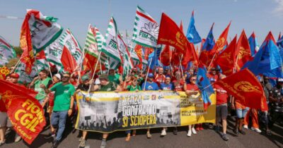 Copertina di Operai in tangenziale  a Bologna: incriminati i sindacalisti