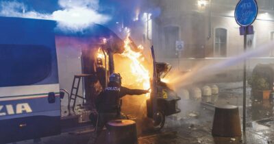 Copertina di Askatasuna, guerriglia a Torino. Barricate, fiamme e agenti feriti