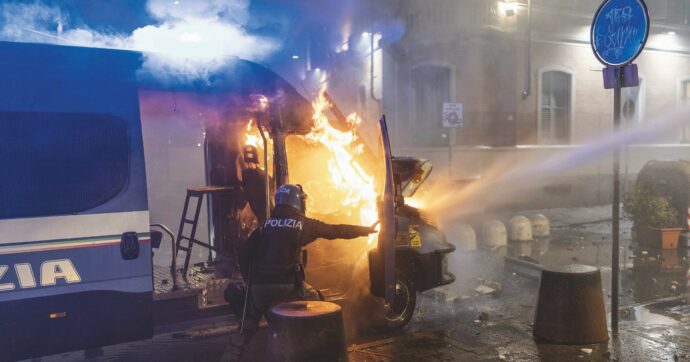 Askatasuna, guerriglia a Torino Barricate, fiamme e agenti feriti