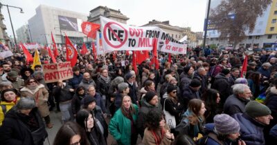 Copertina di In migliaia a Milano, il corteo pacifico contro i federali Usa