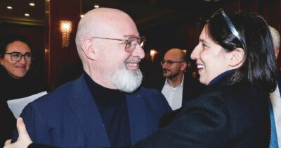 Copertina di Schlein va dai capibastone: rogne Salerno e destra dem