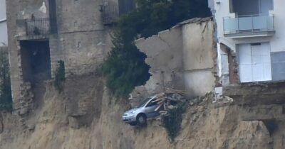 Copertina di A Niscemi la frana non si ferma, una palazzina di tre piani crolla nel precipizio. “Colpa delle piogge forti degli ultimi giorni”